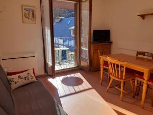 un soggiorno con tavolo da pranzo e balcone di Studio Gavarnie a Gavarnie