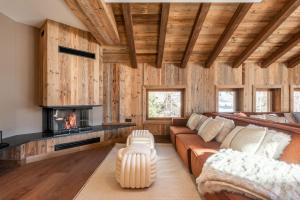 ein Wohnzimmer mit Sofa und Kamin in der Unterkunft Chalet Boheme Les Gets - by EMERALD STAY in Les Gets