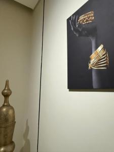 un'immagine di una statua accanto a un dipinto su un muro di شاليه ترف a Ghayl Shabūl