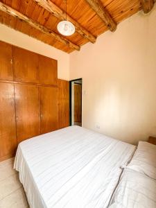 En eller flere senge i et værelse på Cabañas de la bodega Romano-Pin