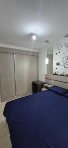 a bedroom with a blue bed in a room at Apartamento próximo Aeroporto Cuiabá in Várzea Grande