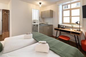 Køkken eller tekøkken på dreamcation Altstadthotel - Mikro Apartments mit Küche & Self Check-In + 41 billeder