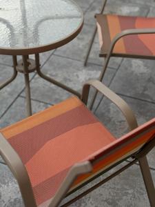 2 sedie e un tavolo e un tavolo di شاليه ترف a Ghayl Shabūl Altre 2 foto