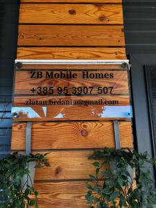 ein Schild mit der Aufschrift "Mobilheime" an einer Holzwand in der Unterkunft ZB Mobile Homes in Privlaka