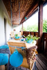 une table avec des plantes en pot sur une terrasse couverte dans l'établissement CottageNumber9, à Leiben