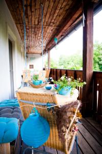 einen Tisch mit Topfpflanzen auf einer Veranda in der Unterkunft CottageNumber9 in Leiben