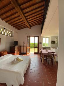 een slaapkamer met een groot bed en een tafel en stoelen bij CasaLeTolfe Residence in Siena