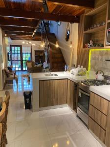 una cucina con lavello e fornello forno superiore di Chalé rústico e aconchegante em Gravatá a Gravatá