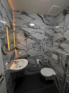 een badkamer met een wastafel en een toilet bij Hotelikum in Heilbronn