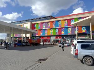 een parkeerplaats voor een winkelcentrum bij Sweethaven in Nairobi