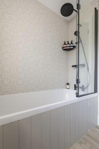 Et badeværelse på Honeysuckle Cottage, Kailzie + 28 billeder