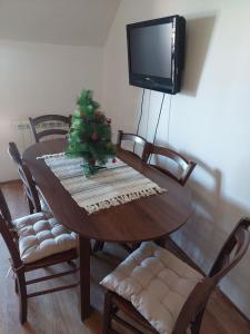 einen Esstisch mit einem Weihnachtsbaum darauf in der Unterkunft JollyKop Vila Valentina A14 in Kopaonik