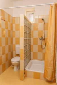 La salle de bains est pourvue de toilettes, d'une baignoire et d'une douche. dans l'établissement Annabella Apartman, à Tiszafüred