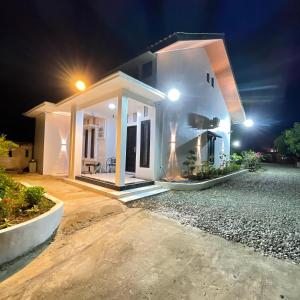 a small white house at night at Utama Lueng Bata Hotel in Luengbata