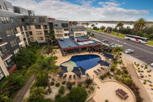 una vista aérea de un complejo de apartamentos con piscina en The Esplanade Resort And Spa en Lakes Entrance
