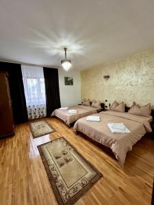 En eller flere senge i et værelse på Casa Chindris