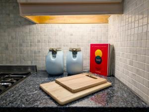 een keukenblad met twee vazen en een snijplank bij Elegant 2-Bed Flat in Shenfield in Mountnessing