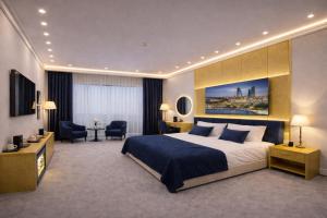 een hotelkamer met een groot bed en een woonkamer bij Khatai Rest Hotel in Baku +95 foto's