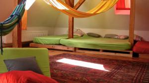 - 2 lits dans une chambre de couleur verte et rouge dans l'établissement VILLA AM SEE - nähe Berlin, à Biesenthal