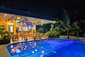 宁平Hidden Valley Eco Retreat Trang An的游泳池在晚上餐厅前 更多37张照片