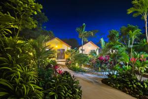 宁平Hidden Valley Eco Retreat Trang An的花园中的一个房子