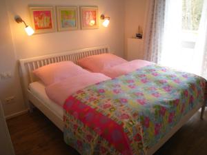 バーベにあるAppartement Meeresrauschenのベッドルーム1室(ピンクのシーツが備わるベッド2台、窓付)