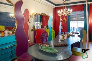 ein Esszimmer mit einem Tisch und einigen Surfbrettern. in der Unterkunft Hotiday Palermo Agostino in Palermo