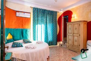 ein Schlafzimmer mit einem Bett mit Handtüchern darauf in der Unterkunft Hotiday Palermo Agostino in Palermo