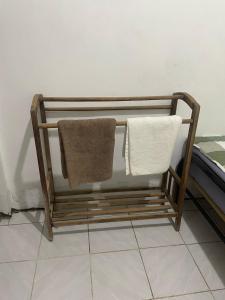 un portasciugamani con due asciugamani in bagno di Banpakan homestay 