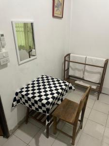 Camera con letto, tavolo e sedia di Banpakan homestay 