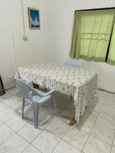 un tavolo e una sedia in una stanza con tavolo e tavolo di Banpakan homestay 