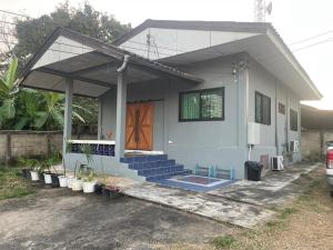 una piccola casa con portico e porta di Banpakan homestay  Altre 7 foto