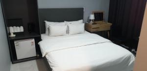 En eller flere senge i et værelse på JI Boutique Hotel