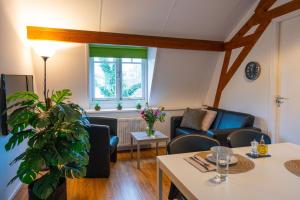 een woonkamer met een bank en een tafel bij Short Stay Wageningen in Wageningen