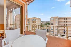 een tafel en stoelen in een kamer met een raam bij Nautico 3 in Santa Pola