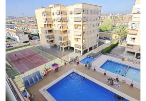 een bovenaanzicht van twee zwembaden en gebouwen bij Nautico 3 in Santa Pola