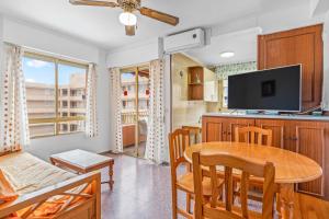 een keuken en eetkamer met een tafel en een tv bij Nautico 3 in Santa Pola