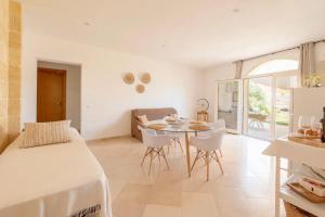 una stanza con un letto, un tavolo e delle sedie di Antico Casolare P. P. a Otranto