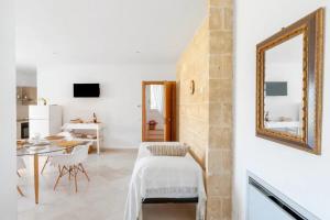 un soggiorno con un tavolo e uno specchio di Antico Casolare P. P. a Otranto