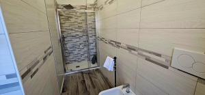 un bagno con wc, doccia e lavandino di HOTEL RISTORANTE DELLE VALLI a Germagnano