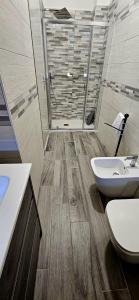 un bagno con lavandino, WC e doccia di HOTEL RISTORANTE DELLE VALLI a Germagnano