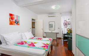 En eller flere senge i et værelse på Villa Anamia with seaview by Villas Guide + 57 billeder