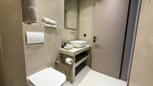 een kleine badkamer met een wastafel en een toilet bij Eosea Hemera in Ierissos