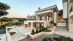 een villa met uitzicht op een huis bij Eosea Hemera in Ierissos