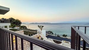 een balkon met uitzicht op de oceaan bij Eosea Hemera in Ierissos