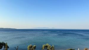 een uitzicht op een grote hoeveelheid water bij Eosea Hemera in Ierissos