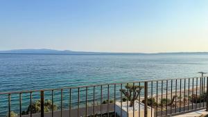 uitzicht op de oceaan vanaf een balkon bij Eosea Hemera in Ierissos