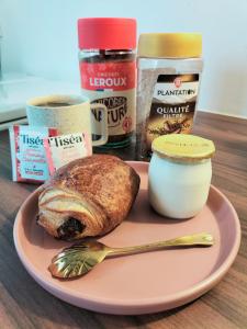 un piatto con una pagnotta di pane e una forchetta di Cottage de Vardes a Neufmarché