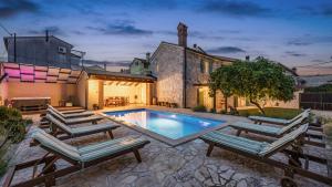 Swimmingpoolen hos eller tæt på Villa Katja by Villas Guide