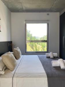 En eller flere senge i et værelse på The Green Hill Apartamento na Praia Brava com Piscinas Playground e Academia + 33 billeder